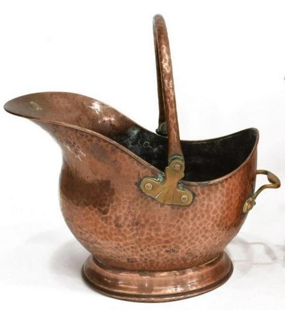 DESCRIPTION:  A handsome English hand-hammered copper coal scuttle with copper handle and brass fittings, in good sturdy condition, perfect for your fireplace hearth for removing ashes. DIMENSIONS: 11" high x 15" wide x 10.25" deep.

<div id='rater_target1416259'></div>
